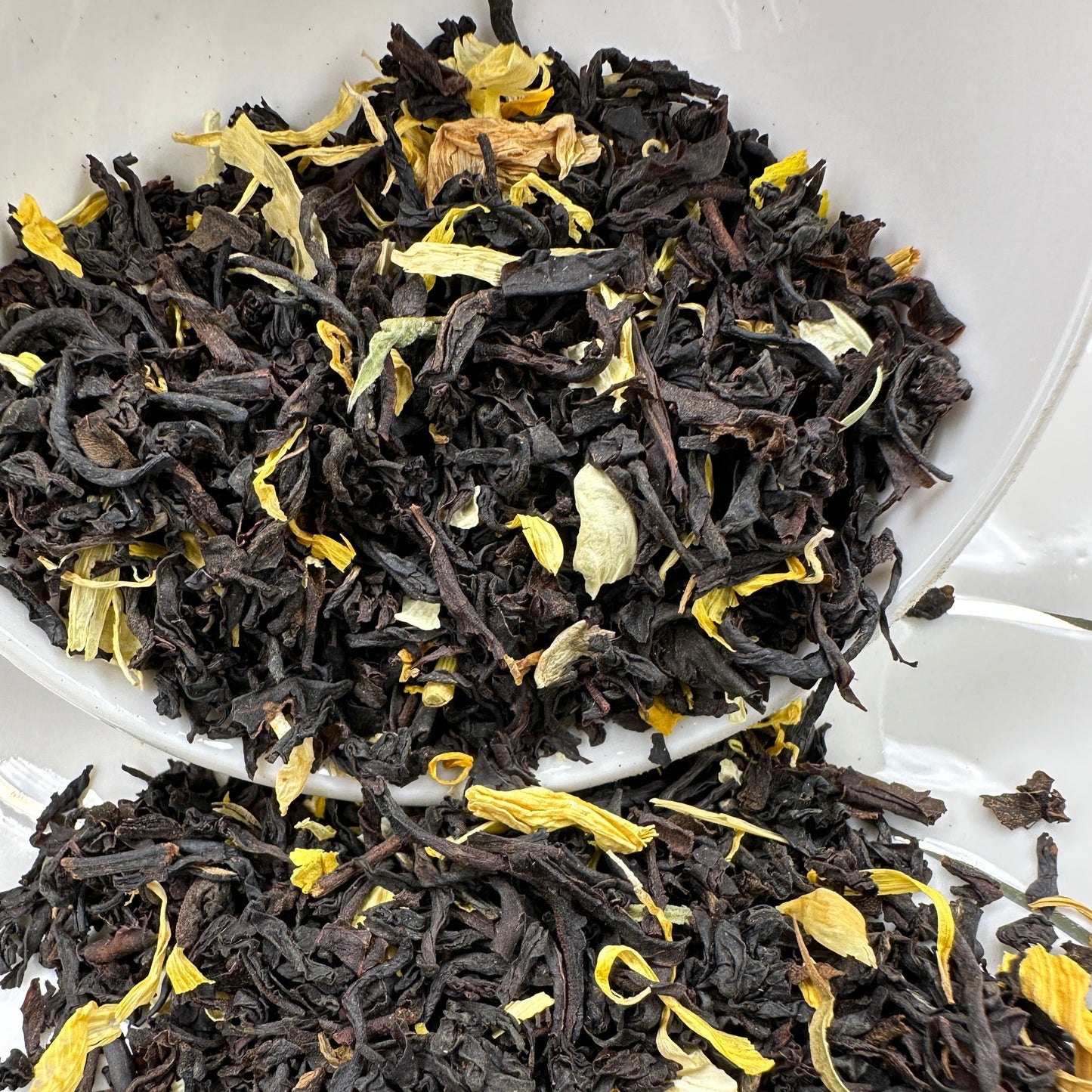 Velveteen Vanilla, Premium Flavored Black Loose Leaf Tea, Spilling